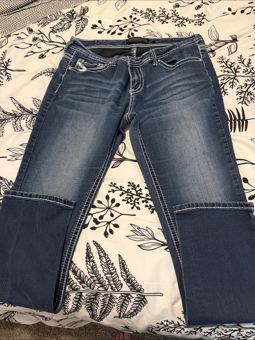 Twenty one Black Cropped Ankle Jeans in Medium Blue Wash